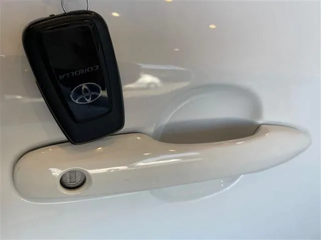 トヨタ　カローラ　セダン　ハイブリッド