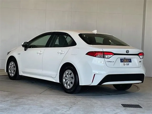 トヨタ　カローラ　セダン　ハイブリッド