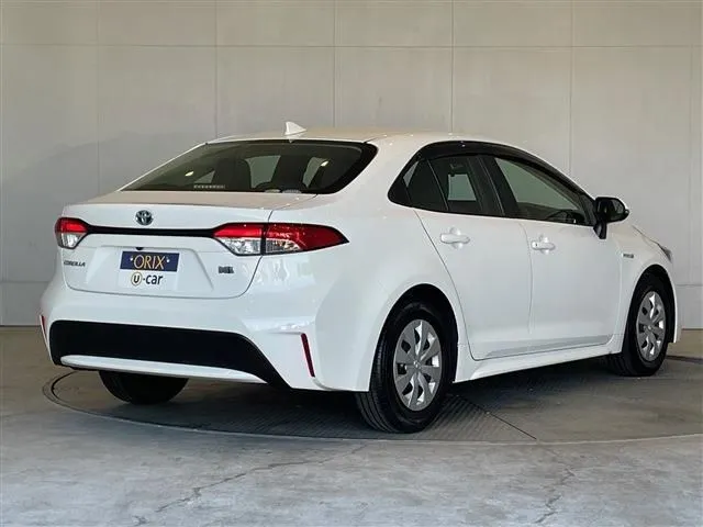トヨタ　カローラ　セダン　ハイブリッド