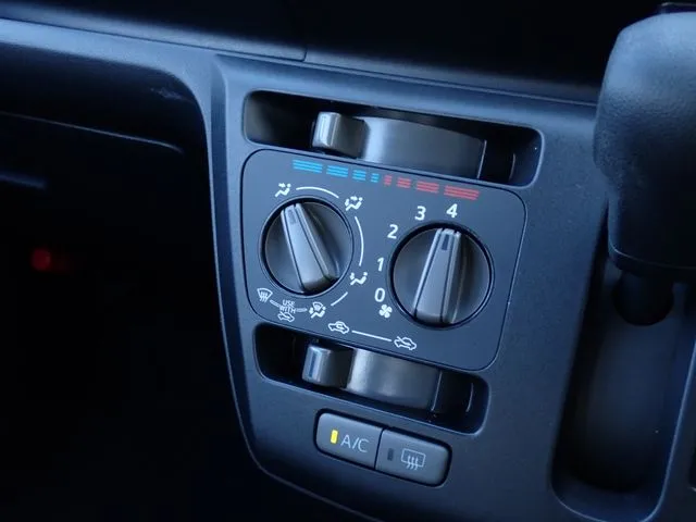 ミラ　イース（ダイハツ）の車両写真