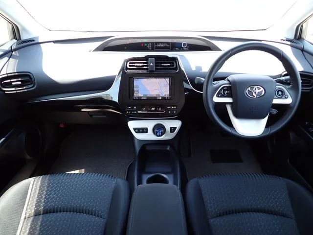 プリウス（トヨタ）の車両写真