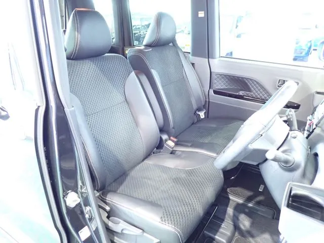 タント　カスタム（ダイハツ）の車両写真