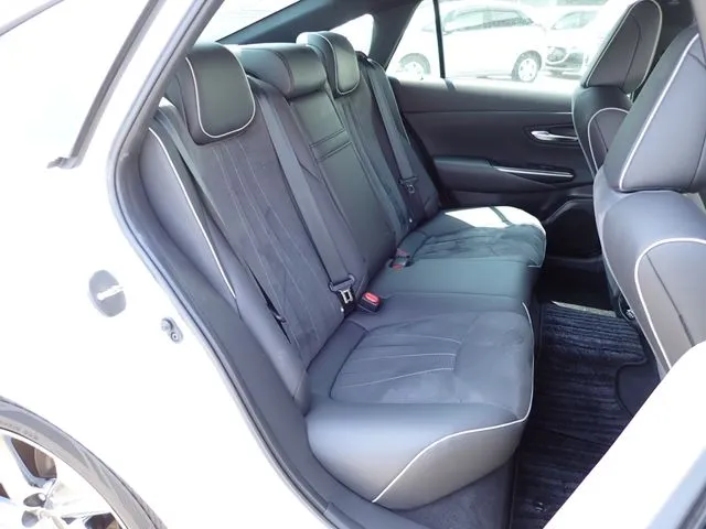 トヨタ　クラウン　セダン