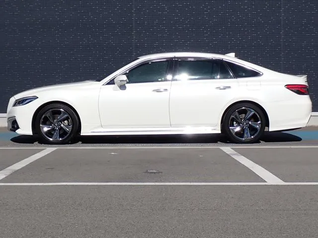 トヨタ　クラウン　セダン