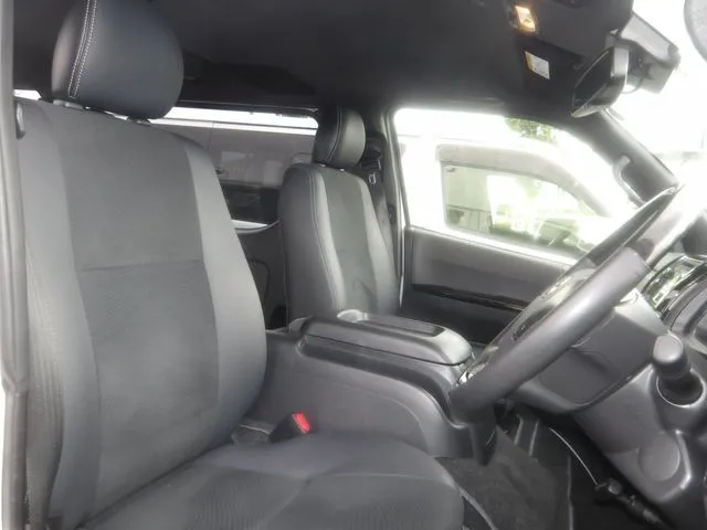 トヨタ　ハイエースバン　２ＷＤ