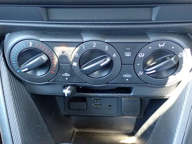 ＭＡＺＤＡ２（マツダ）の車両写真