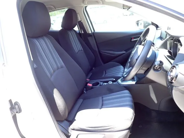 ＭＡＺＤＡ２（マツダ）の車両写真