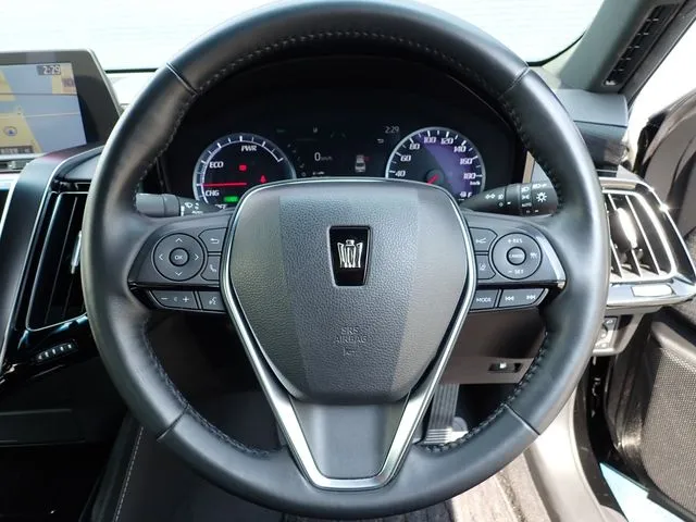 クラウン　セダン　ハイブリッド（トヨタ）の車両写真