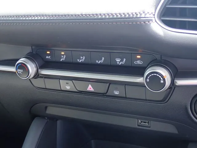 マツダ　ＭＡＺＤＡ３　セダン