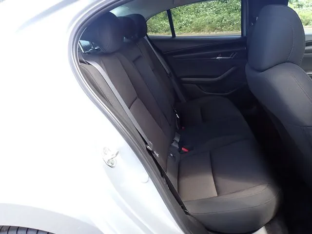 マツダ　ＭＡＺＤＡ３　セダン