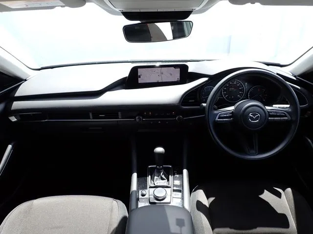 マツダ　ＭＡＺＤＡ３　セダン