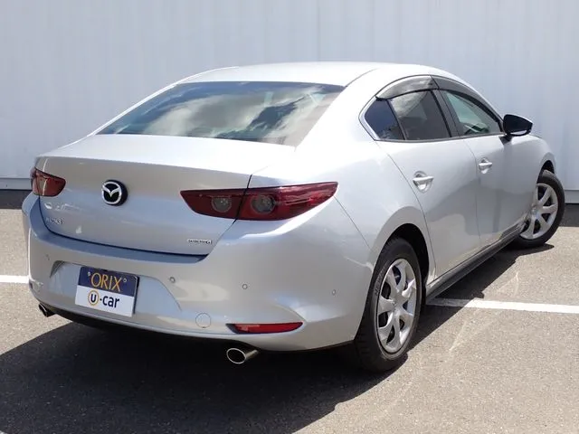 マツダ　ＭＡＺＤＡ３　セダン
