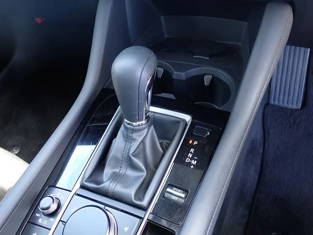 マツダ　ＭＡＺＤＡ３　セダン