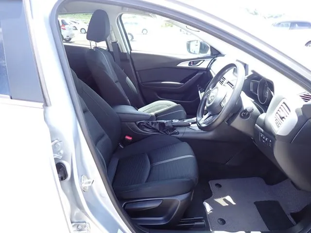 マツダ　アクセラ　セダン