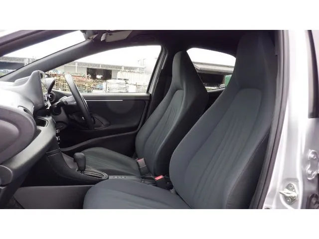 トヨタ　ヤリス　ハイブリッド