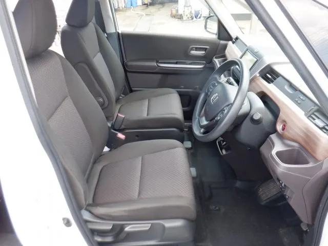 フリードプラス ハイブリッド(ホンダ)の車両写真