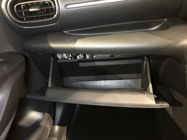 ヤリス　ハイブリッド（トヨタ）の車両写真