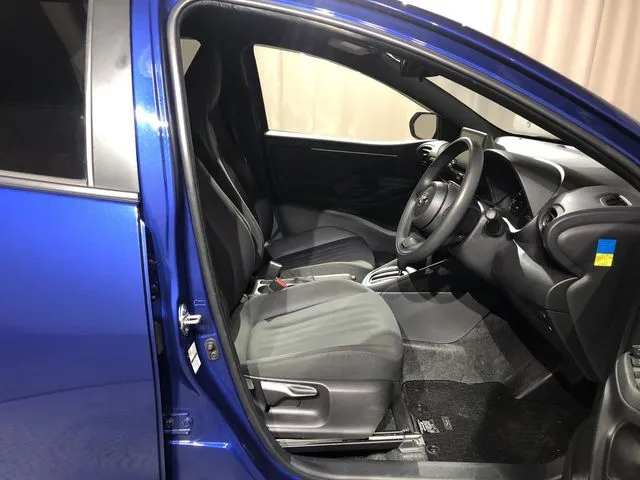 ヤリス　ハイブリッド（トヨタ）の車両写真