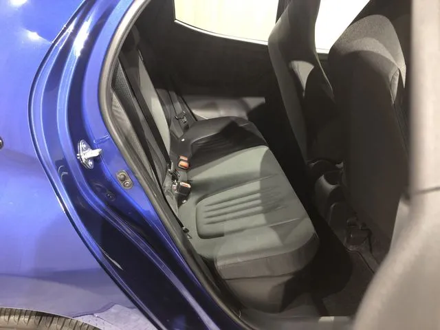 ヤリス　ハイブリッド（トヨタ）の車両写真