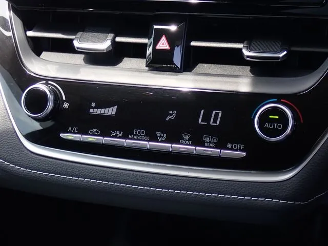 トヨタ　カローラ　ツーリング　ハイブリッド４ＷＤ