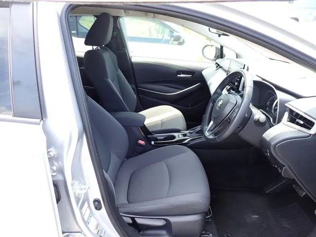 トヨタ　カローラ　ツーリング　ハイブリッド４ＷＤ