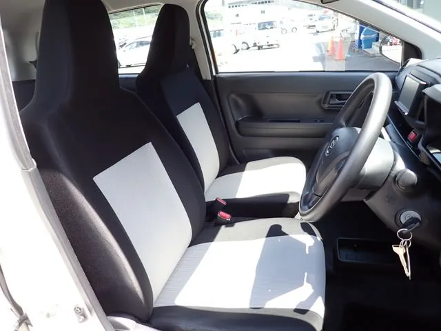 ミラ　イース（ダイハツ）の車両写真