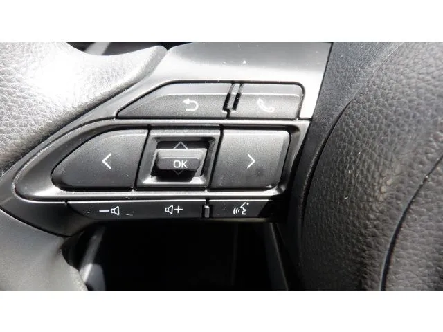 ヤリス ハイブリッド(トヨタ)の車両写真