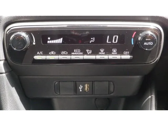 ヤリス ハイブリッド(トヨタ)の車両写真