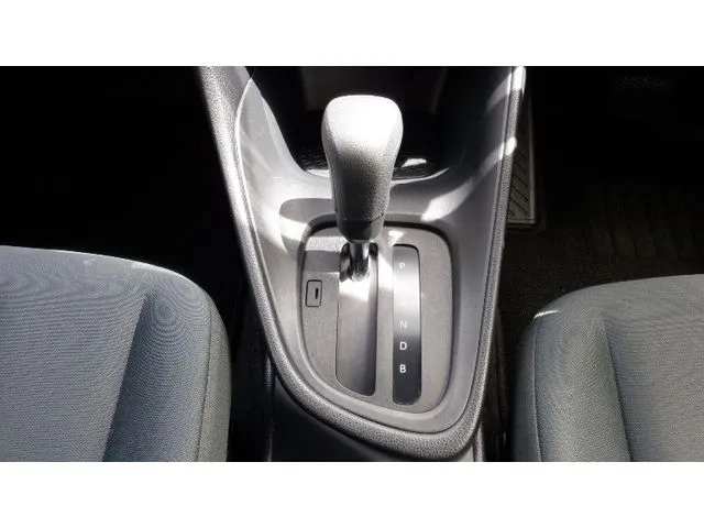 ヤリス ハイブリッド(トヨタ)の車両写真