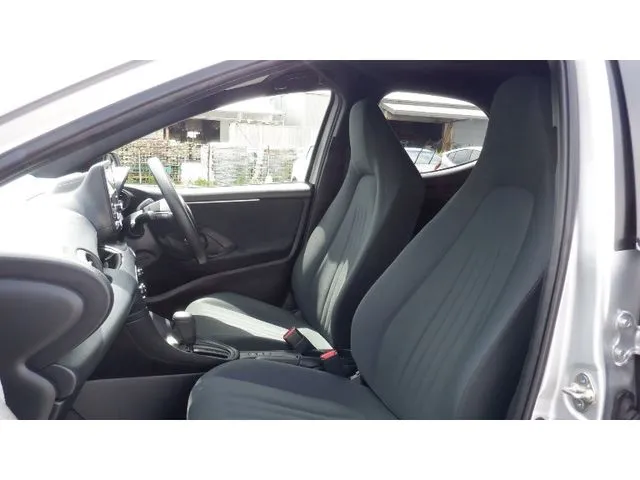 ヤリス ハイブリッド(トヨタ)の車両写真