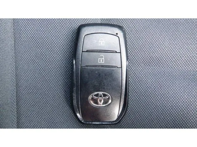 ヤリス ハイブリッド(トヨタ)の車両写真