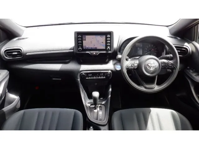 ヤリス ハイブリッド(トヨタ)の車両写真