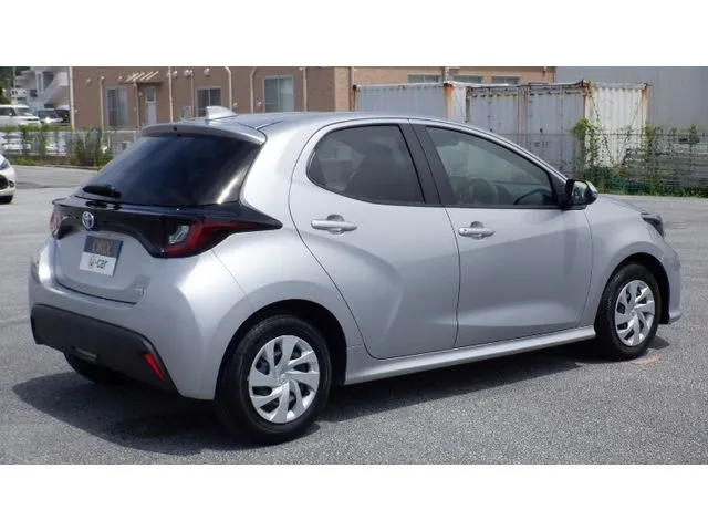 ヤリス ハイブリッド(トヨタ)の車両写真