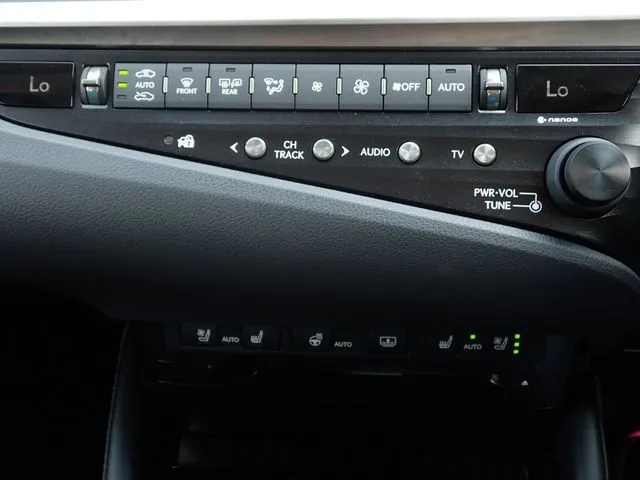 レクサス　ＥＳ３００ｈ（トヨタ）の車両写真