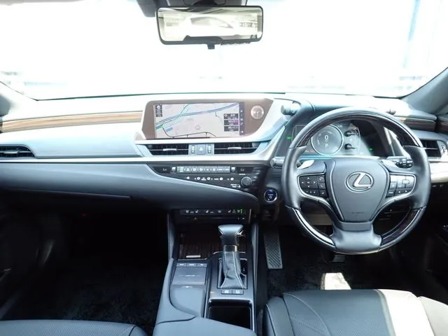 レクサス　ＥＳ３００ｈ（トヨタ）の車両写真