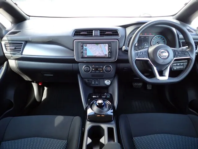 ニッサン　リーフ