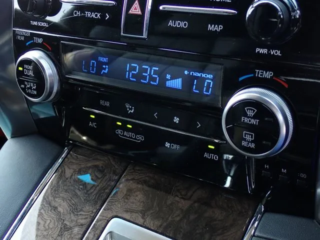 アルファード　ハイブリッド　４ＷＤ（トヨタ）の車両写真