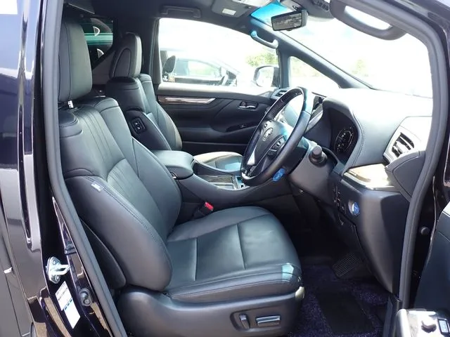 アルファード　ハイブリッド　４ＷＤ（トヨタ）の車両写真