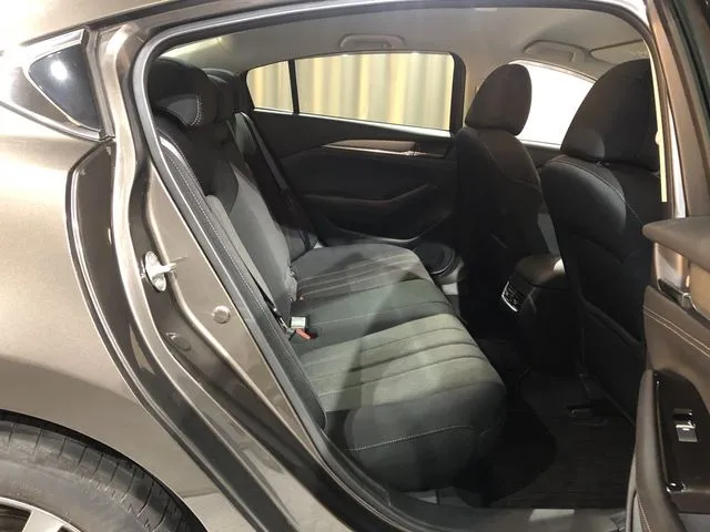 マツダ　アテンザ　セダン