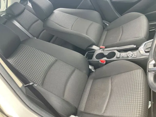 マツダ　デミオ　４ＷＤ