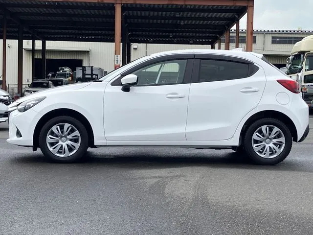 マツダ　デミオ　４ＷＤ