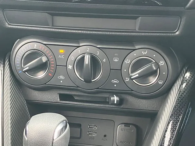 マツダ　デミオ　４ＷＤ