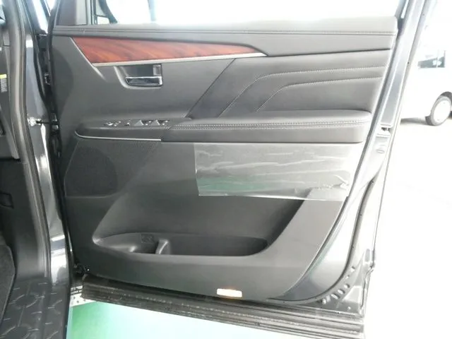 ミツビシ　デリカ　Ｄ：５　４ＷＤ