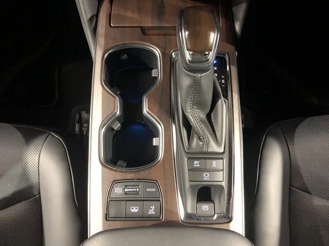 トヨタ　クラウン　セダン　ハイブリッド　４ＷＤ