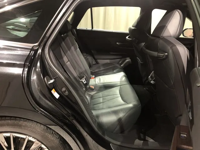 トヨタ　クラウン　セダン　ハイブリッド　４ＷＤ