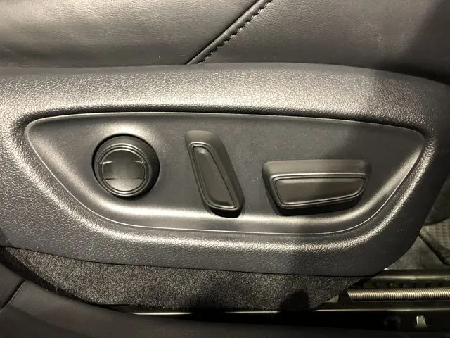 トヨタ　クラウン　セダン　ハイブリッド　４ＷＤ