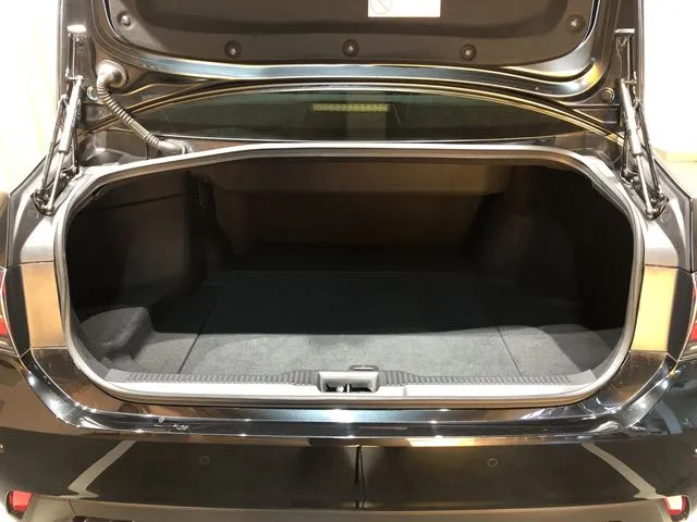 トヨタ　クラウン　セダン　ハイブリッド　４ＷＤ