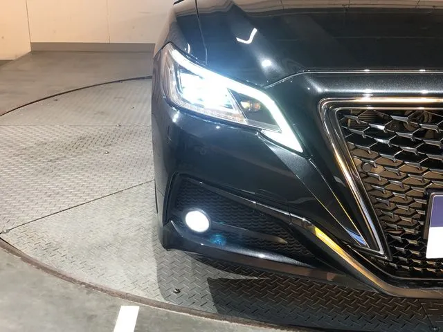 トヨタ　クラウン　セダン　ハイブリッド　４ＷＤ