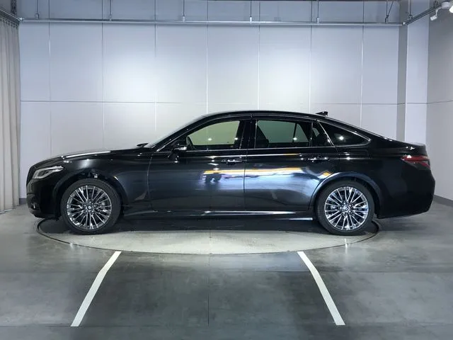 トヨタ　クラウン　セダン　ハイブリッド　４ＷＤ