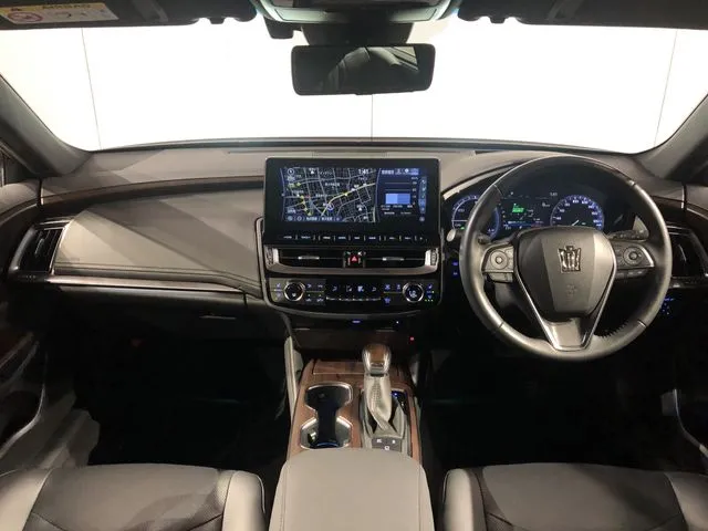 トヨタ　クラウン　セダン　ハイブリッド　４ＷＤ